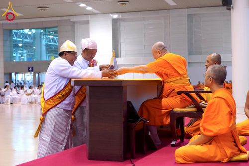 ภาพ No.232129:วันอาทิตย์ที่ 6 กรกฏาคม พ.ศ. 2568 พิธีมอบโล่เกียรติคุณ สวดธัมมจักกัปปวัตตนสูตร และรางวัลโครงการผู้นำแสงสว่างออนไลน์ ณ ห้องแก้วสารพัดนึก1 สภาธรรมกายสากล วัดพระธรรมกาย