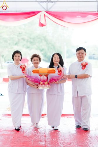 ภาพ No.158089:พิธีทอดผ้าป่า ติดตั้งแผ่นสิริฉะทะนะรัสมี(หลังคา) อาคาร 80 ปี หลวงพ่อธัมมชโย วันอาทิตย์ที่ 22 กันยายน พ.ศ. 2567 ณ ศูนย์ปฏิบัติธรรมวิหารแดง อ.วิหารแดง จ.สระบุรี