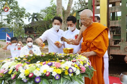 ภาพ No.76111:9พิธีวางศิลาฤกษ์ และตอกเสาเข็มมงคลต้นแรก สร้างหอฉันคุณยายอาจารย์มหารัตนอุบาสิกาจันทร์ ขนนกยูง  ณ ศูนย์ปฎิบัติธรรมนานาชาติสะเดา จ.สงขลา วันที่ 27 มกราคม พ.ศ. 2566