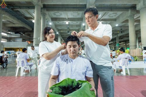 ภาพ No.242934:วันที่ 31 สิงหาคม พ.ศ. 2568 พิธีตัดปอยผมและปลงผม โครงการอุปสมบทหมู่บูชาธรรม ครบรอบ 108 ปี วันครูผู้ค้นพบวิชชาธรรมกาย ณ วัดพระธรรมกาย