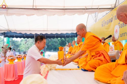 ภาพ No.121103:พิธีทอดผ้าป่า โครงสร้างหลังคา เสาคู่ค้ำฟ้ามหามงคล เพื่อสถาปนาอาคาร 80 ปี หลวงพ่อธัมมชโย ณ ศูนย์ปฏิบัติธรรมวิหารแดง ต.เจริญธรรม อ.วิหารแดง จ.สระบุรี วันที่ 27 มกราคม พ.ศ. 2567