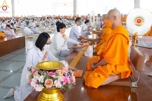 ภาพ No.91528:พิธีบุพเปตพลี ครั้งที่ 142 ร่วมอุทิศบุญแด่หมู่ญาติที่ล่วงลับไปแล้ว และสืบทอดอายุพระพุทธศาสนา วันอาทิตย์ที่ 29 ตุลาคม พ.ศ. 2566 (วันพระขึ้น 15 ค่ำ เดือน 11) ณ หอฉันคุณยายอาจารย์ฯ วัดพระธรรมกาย