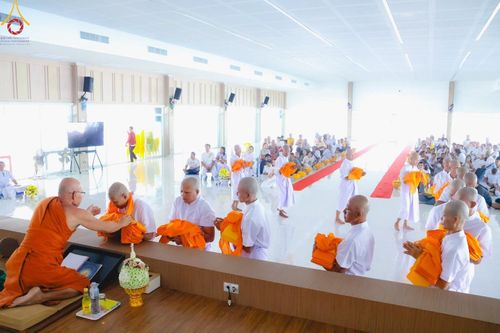 ภาพ No.186434:พิธีตัดปอย ปลงผม เวียนประทักษิณ  มอบบาตรผ้าไตร ขอขมาผู้ปกครอง และพิธีบรรพชาอุปสมบท  โครงการอุปสมบทหมู่บูชาธรรมมหาปูชนียาจารย์  ประจำปี 2567 ณ ศูนย์ปฏิบัติธรรมภาคใต้และวัดคงคาเลียบ อ.บางกล่ำ จ.สงขลา วันอาทิตย์ที่ 8 ธันวาคม พ.ศ. 2567