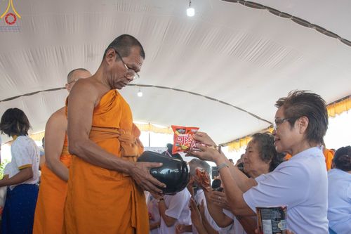 ภาพ No.91376:พิธีทอดผ้าป่ายกยอดดอกบัวสิริปทุมทิพย์  ประดิษฐาน ณ ปทุมเจดีย์  (เจดีย์พระพุทธเจ้า ๕ พระองค์) ณ ศูนย์อบรมเยาวชนจังหวัดปัตตานี 22 ตุลาคม พ.ศ.2566