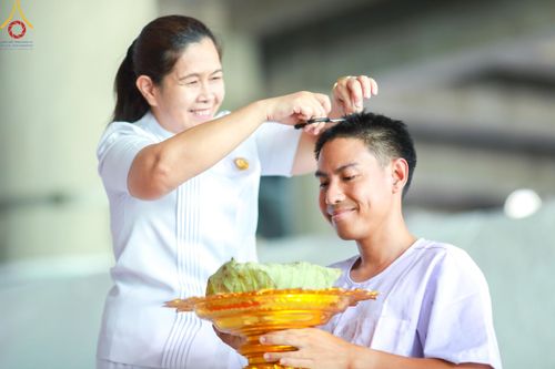 พิธีตัดปอยผมและปลงผม โครงการอุปสมบทหมู่ธรรมทายาท ระดับอุดมศึกษา รุ่นที่ 51 ภาคฤดูฝน วันเสาร์ที่ 8 มิถุนายน พ.ศ.2567 ณ มหารัตนวิหารคด 9 วัดพระธรรมกาย