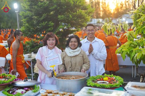 ภาพ No.293529:วันที่ 13 มกราคม พ.ศ. 2569 พิธีถวายภัตตาหารเป็นสังฆทาน แด่พระธรรมยาตรา ณ อนุสรณ์สถานมหาวิหารพระมงคลเทพมุนี (โลตัสแลนด์) อ.สองพี่น้อง จ.สุพรรณบุรี ในโครงการธรรมยาตรา กตัญญูบูชา มหาปูชนียาจารย์ พระมงคลเทพมุนี(สด จนฺทสโร) พระผู้ปราบมาร อนุสรณ์สถาน 7 แห่ง ปี