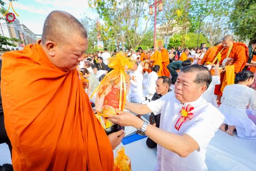 ภาพ No.313977:วันอาทิตย์ที่ 14 มีนาคม พ.ศ. 2569 ทำบุญเมืองหาดใหญ่ตักบาตรพระ 1,109 รูป เติมบุญใหญ่ หลังวิกฤตมหาอุทกภัย ณ ซุ้มประตูไชน่าทาวน์ ถนนศุภสารรังสรรค์ อ.หาดใหญ่ จ.สงขลา