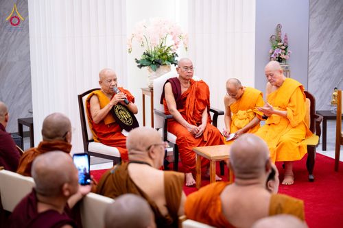 ภาพ No.325536:วันที่ 23 เมษายน พ.ศ.2569 หลวงพ่อทัตตชีโว รองเจ้าอาวาสวัดพระธรรมกาย ถวายการต้อนรับและปฏิสันถารคณะสงฆ์เมียนมาร์และเนปาล