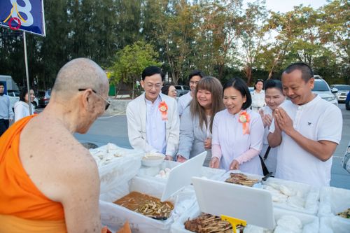 ภาพ No.292609:วันที่ 12 มกราคม พ.ศ. 2569 พิธีถวายภัตตาหารเป็นสังฆทาน แด่พระธรรมยาตรา ณ อนุสรณ์สถานมหาวิหารพระมงคลเทพมุนี (โลตัสแลนด์) อ.สองพี่น้อง จ.สุพรรณบุรี ในโครงการธรรมยาตรา กตัญญูบูชา มหาปูชนียาจารย์ พระมงคลเทพมุนี(สด จนฺทสโร) พระผู้ปราบมาร อนุสรณ์สถาน 7 แห่ง ปี