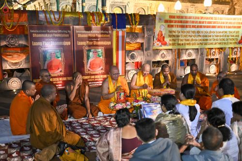 ภาพ No.284105:วันที่ ๔ พฤศจิกายน พุทธศักราช ๒๕๖๘ กฐินสมทบวัดต่างประเทศ โดยคณะศิษยานุศิษย์ บูชาธรรม 81 ปี หลวงพ่อธัมมชโย ณ วัดมหาโพธิ์ เมืองพุทธคยา ประเทศอินเดีย