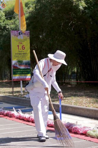 ภาพ No.296096:ภาพเบื้องหลังอาสาสมัครรวมใจ ชุดที่ 1 ในโครงการธรรมยาตรา กตัญญูบูชา มหาปูชนียาจารย์ พระมงคลเทพมุนี(สด จนฺทสโร) พระผู้ปราบมาร อนุสรณ์สถาน 7 แห่ง ปีที่ 14