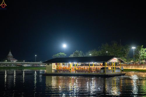 ภาพ No.282524:วันเสาร์ที่ 20 ธันวาคม พ.ศ.2568 พิธีตักบาตรพระ 10,000 รูป (ชุด 2) เนื่องในโอกาส 194 ปี จังหวัดกาญจนบุรี และอุทิศส่วนกุศลให้แด่บรรพชนทั้งหลาย บริเวณถนนสองแคว (Skywalk) เมืองกาญจนบุรี