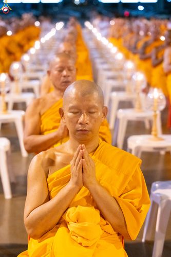 ภาพ No.330993:วันวิสาขบูชา อาทิตย์ที่ 31 พฤษภาคม พ.ศ.2569 พิธีจุดวิสาขประทีป , พิธีเวียนประทักษิณ  รอบพระมหาธรรมกายเจดีย์  และพิธีฉลองชัยสวดมนต์บทธัมมจักกัปปวัตนสูตร  ครบ 8,415,000,000 จบ ณ วัดพระธรรมกาย