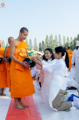 ภาพ No.292470:วันที่ 11 มกราคม พ.ศ. 2569 พิธีตักบาตรพระธรรมยาตรา ณ อนุสรณ์สถานคลองบางนางแท่น อ.สามพราน จ.นครปฐม ในโครงการธรรมยาตรา กตัญญูบูชา มหาปูชนียาจารย์ พระมงคลเทพมุนี(สด จนฺทสโร) พระผู้ปราบมาร อนุสรณ์สถาน 7 แห่ง ปีที่ 14