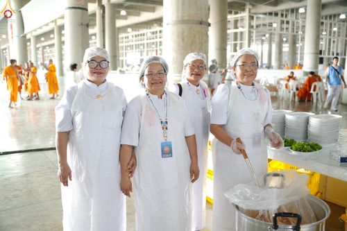 ภาพ No.325805:วันที่ 22 เมษายน พ.ศ.2569(วันคุ้มครองโลก) งานถวายมหาสังฆทาน 40,000 กว่าวัดทั่วประเทศ เจ้าหน้าที่ สาธุชน ร่วมใจจัดเตรียมภัตตาหารเพล (ชุด 2)