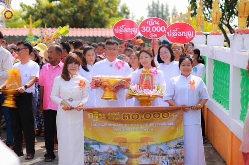 พิธีทอดกฐิน ณ วัดบางนางเพ็ง จ.สมุทรปราการ ในโครงการกฐินสามัคคีทั่วไทย 30,000 วัด บูชาธรรม 80 ปี หลวงพ่อธัมมชโย โดยคณะศิษยานุศิษย์วัดพระธรรมกาย วันที่ 27 ตุลาคม พ.ศ. 2567