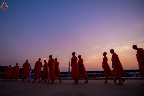 ภาพ No.59829:คณะสงฆ์และสาธุชนร่วมใจกัน สวดมนต์บทธัมมจักกัปปวัตนสูตร ครบ 6,315,808,080 จบ และจุดประทีปแปรอักษร ถวายเป็นพุทธบูชา เนื่องในวาระ "ฉลองอายุวัฒนมงคล 80 ปี หลวงพ่อธัมมชโย" ณ ลานธรรม มหารัตนวิหารคด วัดพระธรรมกาย