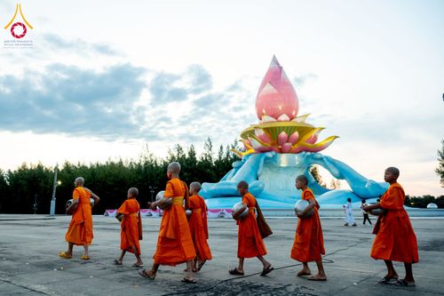 ภาพ No.250492:วันพุธที่ 8 ตุลาคม พ.ศ. 2568 พิธีตักบาตรเทโวโรหณะ ณ ลานธรรมปทุมรัตน์ธรรมเจดีย์ พุทธอุทยานนานาชาติ อ.โพนพิสัย จ.หนองคาย