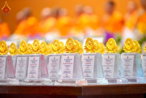 ภาพ No.232102:วันอาทิตย์ที่ 6 กรกฏาคม พ.ศ. 2568 พิธีมอบโล่เกียรติคุณ สวดธัมมจักกัปปวัตตนสูตร และรางวัลโครงการผู้นำแสงสว่างออนไลน์ ณ ห้องแก้วสารพัดนึก1 สภาธรรมกายสากล วัดพระธรรมกาย