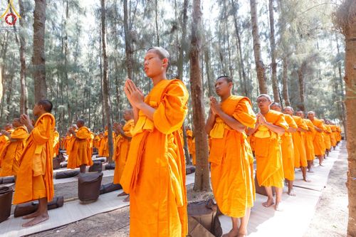 ภาพ No.193208:พิธีต้อนรับพระธรรมยาตรา ณ อนุสรณ์สถาน สถานที่เกิดในเพศสมณะ วัดสองพี่น้อง อำเภอสองพี่น้อง จังหวัดสุพรรณบุรี ในโครงการธรรมยาตรา กตัญญูบูชา มหาปูชนียาจารย์ พระมงคลเทพมุนี(สด จนฺทสโร) พระผู้ปราบมาร อนุสรณ์สถาน 7 แห่ง ปีที่ 13 วันที่ 11 มกราคม พ.ศ. 2568