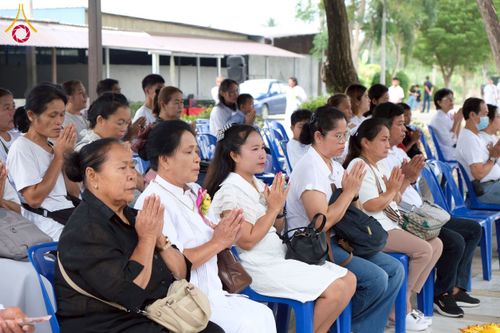 ภาพ No.277879:พิธีตัดปอยผมและปลงผมนาคธรรมทายาท พิธีขอขมาผู้ปกครอง ณ ศูนย์อบรมเยาวชนนครปฐม จ.นครปฐม และพิธีมอบบาตร ผ้าไตร นาคธรรมทายาท พิธีบรรพชา อุปสมบทหมู่ ณ วัดลาดหญ้าไทร จ.นครปฐม