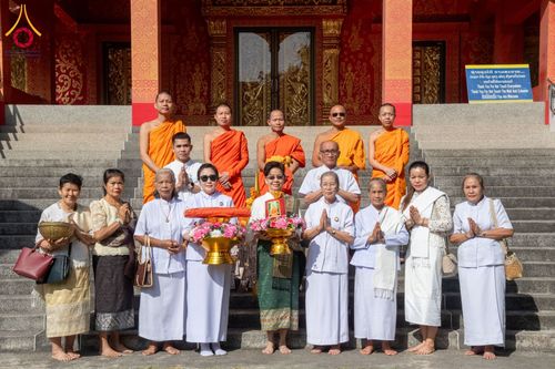 พิธีทอดกฐินวัดชแวสี นครเวียงจันทร์ สปป.ลาว ในโครงการกฐินสามัคคีทั่วไทย 30,000 วัด บูชาธรรม 80 ปี หลวงพ่อธัมมชโย โดยคณะศิษยานุศิษย์วัดพระธรรมกาย วันที่ 11 พฤศจิกายน พ.ศ. 2567