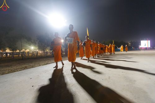 ภาพ No.200977:พิธีตักบาตรพระธรรมยาตรา ณ อนุสรณ์สถานลำดับที่ 5 สถานที่เผยแผ่วิชชาธรรมกายครั้งแรก อนุสรณ์สถานบางปลา วัดบางปลา อำเภอบางเลน จังหวัดนครปฐม ในโครงการธรรมยาตรา กตัญญูบูชา มหาปูชนียาจารย์ พระมงคลเทพมุนี(สด จนฺทสโร) พระผู้ปราบมาร อนุสรณ์สถาน 7 แห่ง ปีที่ 13