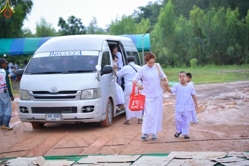 ภาพ No.146520:พิธีทอดผ้าป่าสร้างหลังคาอาคาร 80 ปี หลวงพ่อธัมมชโย ณ ศูนย์ปฎิบัติธรรมวิหารแดง จังหวัดสระบุรี วันอาทิตย์ที่ 28 กรกฎาคม พ.ศ. 2567