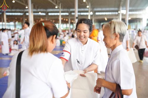 ภาพ No.134525:V.35 เพื่อบุญต้นเดือน การรับบุญของเจ้าหน้าที่หน่วยงานต่างๆ เพื่องานบุญวันอาทิตย์ต้นเดือน ณ วัดพระธรรมกาย วันที่ 7 เมษายน พ.ศ. 2567