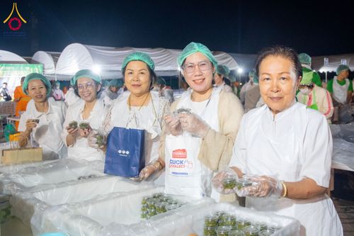 ภาพ No.193545:สาธุชนถวายภัตตาหารเป็นสังฆทาน แด่พระธรรมยาตรา ณ อนุสรณ์สถานคลองบางนางแท่น อ.สามพราน จ.นครปฐม ในโครงการธรรมยาตรา กตัญญูบูชา มหาปูชนียาจารย์ พระมงคลเทพมุนี(สด จนฺทสโร) พระผู้ปราบมาร อนุสรณ์สถาน 7 แห่ง ปีที่ 13 วันที่ 11 มกราคม พ.ศ. 2568