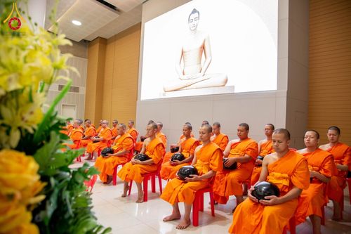 ภาพ No.60726:พิธีตักบาตรพระภิกษุสามเณร ธรรมทายาทระดับอุดมศึกษา วันเสาร์ที่ 20 เมษายน พ.ศ. 2567 ณ ห้องปฎิบัติธรรม ชั้นลอย มหารัตนวิหารคด 13 วัดพระธรรมกาย จ.ปทุมธานี