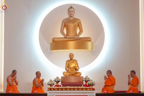 ภาพ No.161341:วัดพระธรรมกายลอนดอน สหราชอาณาจักร จัดงานบุญ น้อมถวายเป็นพุทธบูชา และบูชาธรรมเนื่องในวาระ 140 ปี วันคล้ายวันเกิดด้วยรูปกายเนื้อของ พระมงคลเทพมุนี (สด จนฺทสโร) พระผู้ปราบมาร ในวันที่ 10 ตุลาคม พ.ศ. 2567