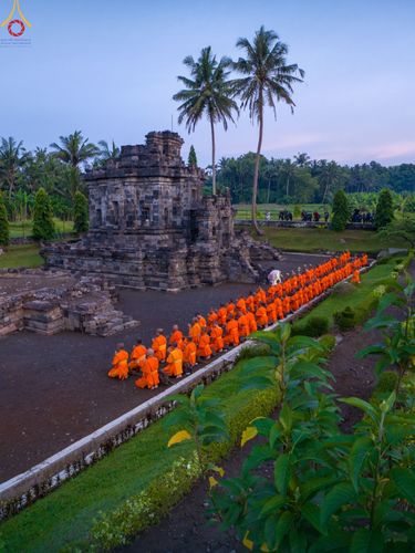 ภาพ No.105132:สามเณรธรรมทายาทชาวอินโดนีเซียกว่า 1,000 รูป เดินธรรมยาตรา บูชาพระสัมมาสัมพุทธเจ้า ณ มหาเจดีย์บุโรพุทโธ ประเทศอินโดนีเซีย ในวันที่ 27 ธันวาคม พ.ศ. 2566