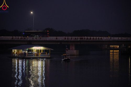 ภาพ No.101769:ตักบาตรพระ 10,000 รูป เติมบุญให้แผ่นดิน เนื่องในโอกาส 192 ปี จังหวัดกาญจนบุรี หนึ่งในโครงการตักบาตรพระ 2,000,000 รูป  77 จังหวัดทุกวัดทั่วไทย วันจันทร์ที่ 11 ธันวาคม พ.ศ. 2566 บริเวณถนนสองแคว (SKY WALK) เมืองกาญจนบุรี