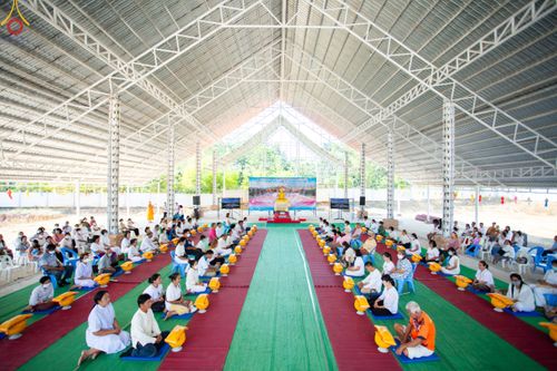 ภาพ No.101533:พิธีขอขมาและมอบผ้าไตร ในโครงการอุปสมบทบูชาธรรม มหาปูชนียาจารย์ พ.ศ. 2566 ณ ธุดงคสถานลำพูน ต.เหล่ายาว อ.บ้านโฮ่ง จ.ลำพูน  วันที่ 7 ธันวาคม พ.ศ. 2566
