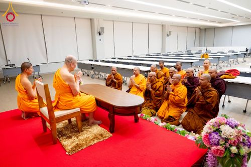ภาพ No.222549:วันที่ 21 เมษายน พ.ศ. 2568 หลวงพ่อทัตตชีโวต้อนรับคณะสงฆ์บังกลาเทศ ณ อาคาร 100 ปี คุณยายมหารัตนอุบาสิกาจันทร์ ขนนกยูง วัดพระธรรมกาย