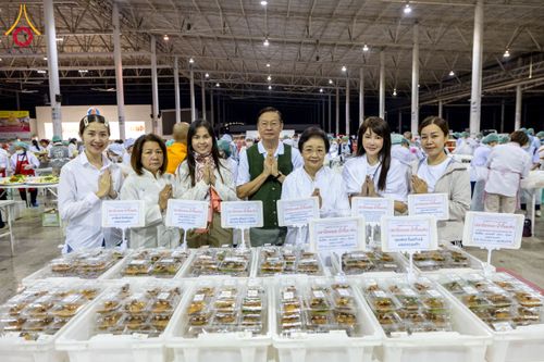 ภาพ No.203147:พิธีถวายภัตตาหารเป็นสังฆทาน แด่พระธรรมยาตรา ณ วัดพระธรรมกาย ตำบลคลองสาม อำเภอคลองหลวง จังหวัดปทุมธานี ในโครงการธรรมยาตรา กตัญญูบูชา มหาปูชนียาจารย์ พระมงคลเทพมุนี(สด จนฺทสโร) พระผู้ปราบมาร อนุสรณ์สถาน 7 แห่ง ปีที่ 13 วันที่ 29 มกราคม พ.ศ. 2568