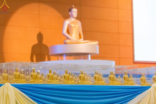 ภาพ No.159427:สัมมนาพิเศษและพิธีมอบองค์พระธรรมกาย 2,000 องค์ ณ ห้องแก้วสารพัดนึก 1 วัดพระธรรมกาย วันอาทิตย์ต้นเดือนที่ 6 ตุลาคม พ.ศ. 2567