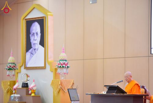 ภาพ No.161618:พิธีรับดวงแก้วนักเรียนบาลี ผู้สมัครสอบในนามวัดพระธรรมกาย วันพุธที่ 2 ตุลาคม พ.ศ. 2567 ณ เทวสภา อาคารร้อยปีคุณยายอาจารย์ฯ วัดพระธรรมกาย จ.ปทุมธานี