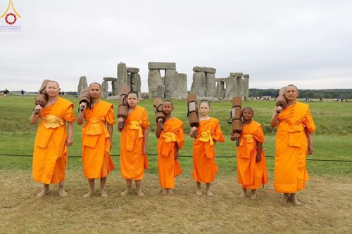 ภาพ No.150424:คณะสงฆ์และสามเณร  วัดพระธรรมกายลอนดอน สหราชอาณาจักร จัดบิณฑบาตและนั่งสมาธิที่ Stonehenge วันพุธที่ 14 สิงหาคม  พ.ศ. 2567