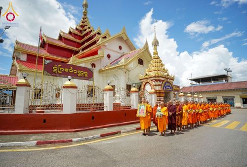 ภาพ No.144299:พิธีถวายเทียนพรรษา, พิธีสืบชะตาหลวง, พิธีถวายสังฆทาน และ พิธีถวายทุนการศึกษา บูชาธรรม ๘๐ ปี พระครูบาไชยบูลย์ ธัมมชโย วันจันทร์ที่ ๑๕ กรกฏาคม พ.ศ. ๒๕๖๗ ณ วัดราชฐานหลวงหัวข่วง เมืองเชียงตุง สาธารณรัฐแห่งสหภาพเมียนมาร์