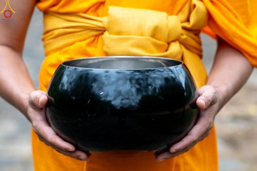 ภาพ No.139364:พิธีตักบาตรรอบเมืองดัมบุลล่า เทศกาลวิสาขบูชาแห่งชาติ ศรีลังกา เมื่อวันที่ 16 พฤษภาคมที่ผ่านมา คณะสงฆ์จากวัดพระธรรมกาย และคณะพระภิกษุสามเณรศรีลังกา ในโครงการสยาม-ลังกา ธรรมยาตรา ฉลองเทศกาลวิสาขบูชาแห่งชาติ ศรีลังกา บูชาธรรม 80 ปีหลวงพ่อธัมมชโย