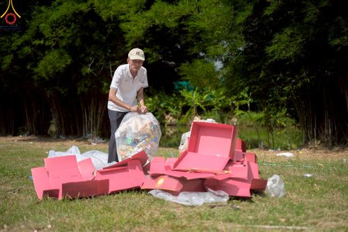 ภาพ No.220416:วันที่ 23-25 เมษายน พ.ศ. 2568 เจ้าหน้าที่และสาธุชนช่วยกัน รับบุญเก็บงานวันคุ้มครองโลก ณ วัดพระธรรมกาย