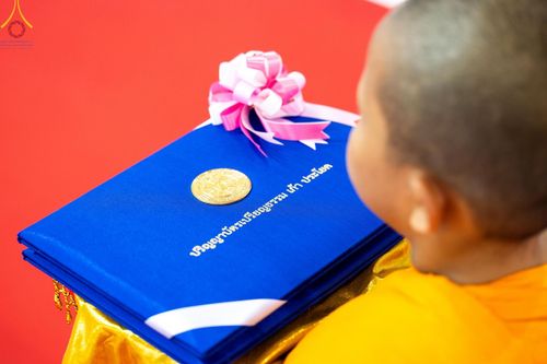 ภาพ No.153146:พิธีมุทิตาสักการะ พระภิกษุ-สามเณร ผู้สอบไล่ได้เปรียญธรรม ประโยค 1-2 ถึงประโยค ป.ธ.9 และบาลีศึกษา ประโยค1-2 ถึง บ.ศ.9 , พิธีมอบดวงแก้วสามเณรผู้ทรงบาลีไวยากรณ์ วัดพระธรรมกาย และ ศูนย์ส่งเสริมศีลธรรมในประเทศและต่างประเทศ วันอาทิตย์ที่ 8 กันยายน พ.ศ.2567