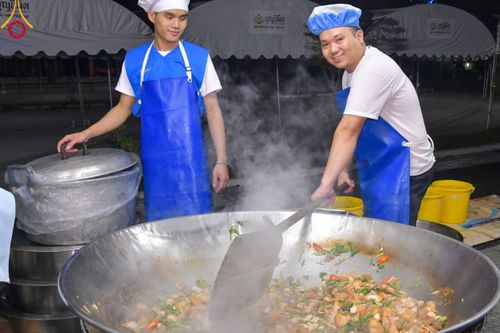 ภาพ No.110955:พิธีถวายภัตตาหารเป็นสังฆทาน แด่คณะพระธรรมยาตราฯ ในโครงการธรรมยาตรา กตัญญูบูชา มหาปูชนียาจารย์ พระมงคลเทพมุนี(สด จนฺทสโร) พระผู้ปราบมาร อนุสรณ์สถาน 7 แห่ง ปีที่ 12 วันที่ 13 มกราคม พ.ศ. 2567 ณ อนุสรณ์สถานมหาวิหารพระมงคลเทพมุนี  (โลตัสแลนด์) อ.สองพี่น้อง จ