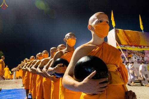 ภาพ No.110194:พิธีตักบาตรพระธรรมยาตราฯ ในโครงการธรรมยาตรากตัญญูบูชา มหาปูชนียาจารย์ พระมงคลเทพมุนี(สด จนฺทสโร) พระผู้ปราบมาร ปีที่ 12 ณ อนุสรณ์สถานลำดับที่ 2 สถานที่ตั้งมโนปณิธานบวชตลอดชีวิต อนุสรณ์สถานบางนางแท่น จ.นครปฐม วันที่ 11 มกราคม พ.ศ. 2567