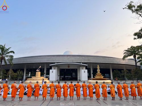 ภาพ No.135996:พระธรรมทายาท โครงการบวชพระนานาชาติ AEC & WAB ผู้บริหารรุ่นที่ 2 บิณฑบาต ณ หอฉันคุณยายอาจารย์ฯ เมืองแก้วมณี หมู่บ้านแก้วพุทธรักษา วันที่ 28 เมษายน พ.ศ. 2567