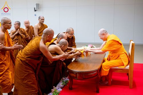 ภาพ No.222569:วันที่ 23 เมษายน พ.ศ. 2568 หลวงพ่อทัตตชีโวต้อนรับคณะสงฆ์บังกลาเทศ ณ อาคาร 100 ปี คุณยายมหารัตนอุบาสิกาจันทร์ ขนนกยูง วัดพระธรรมกาย