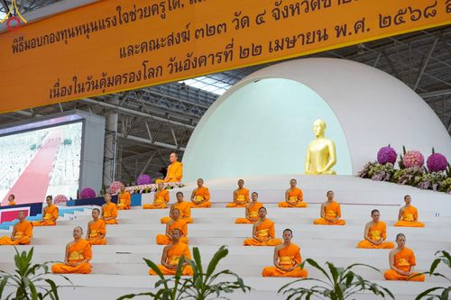 ภาพ No.219354:วันอังคารที่ 22 เมษายน พ.ศ. 2568 พิธีมอบปัจจัยช่วยเหลือครู 4 จังหวัดชายแดนภาคใต้ , พิธีกล่าวคำถวายอุปกรณ์ เพื่อเตรียมการต้อนรับคณะสงฆ์ฯ , พิธีกล่าวคำถวายภัตตาหารเป็นสังฆทาน , คณะสงฆ์ฉันภัตตาหารเพล  เนื่องในวันคุ้มครองโลก พิธีถวายมหาสังฆทานแด่คณะสงฆ์