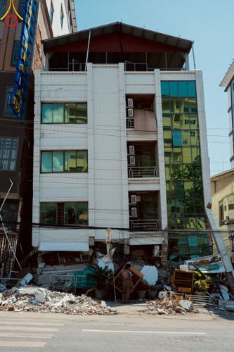 ภาพ No.220255:วันที่ 17 เมษายน พ.ศ. 2568 ผู้แทนวัดพระธรรมกาย ลงพื้นที่เยียวยา ซับน้ำตาเหยื่อแผ่นดินไหวมัณฑะเลย์